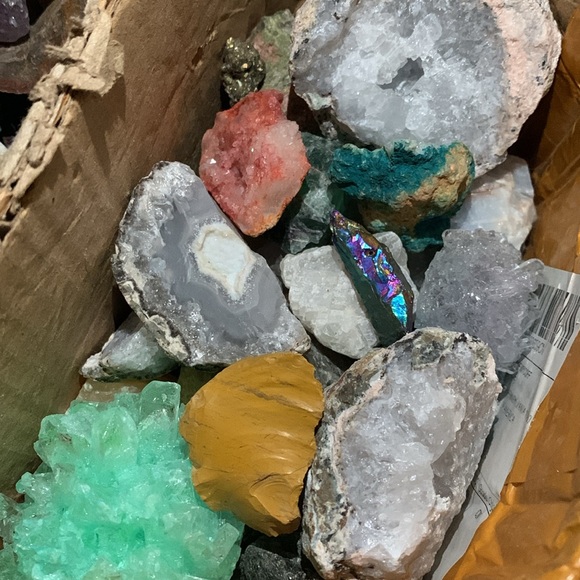 A mystery bag full of about 12-16 rocks/crystals. - Picture 6 of 8